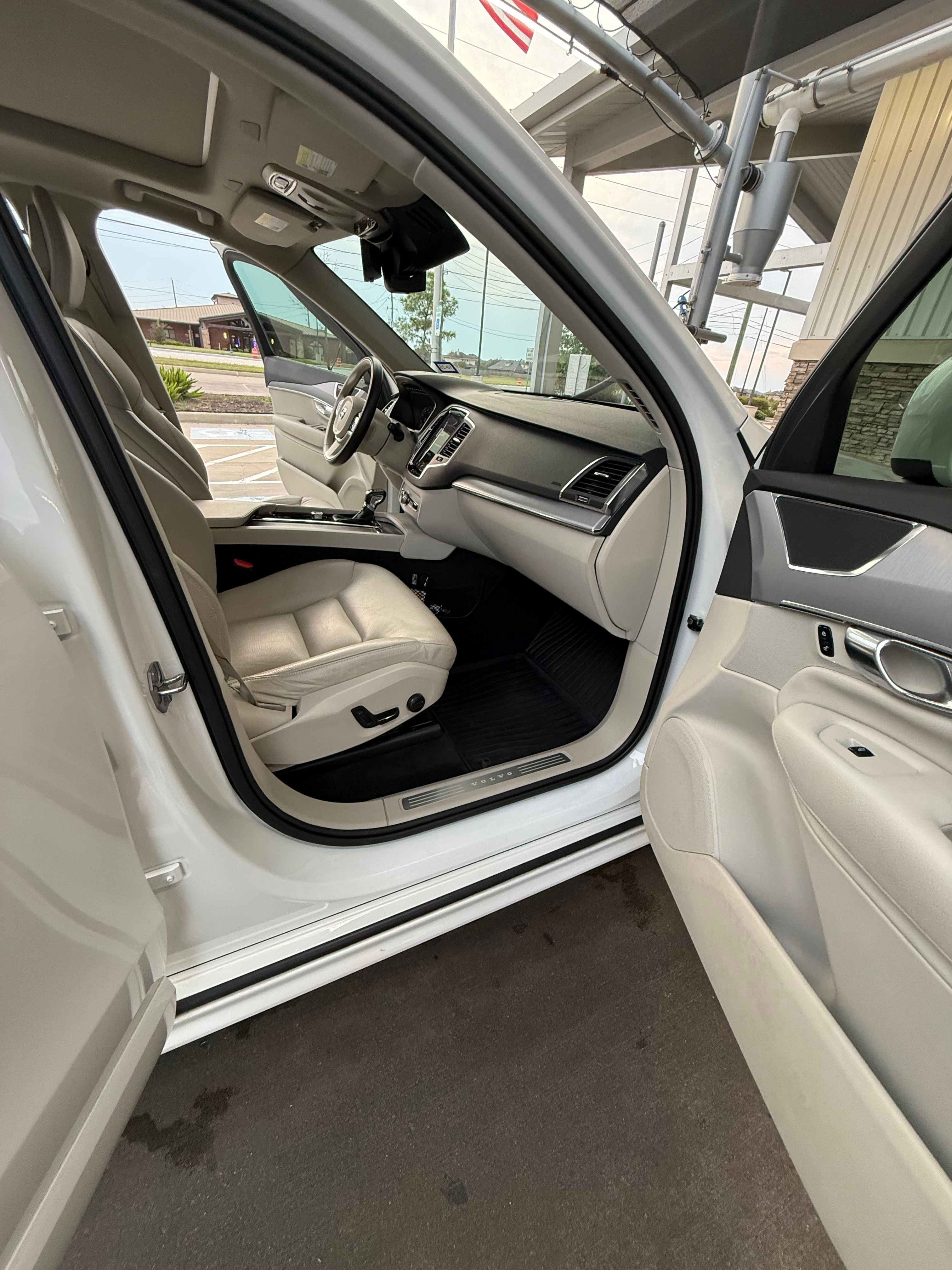 Used 2021 Volvo XC90 T5 Momentum w/ Protection Package Premier FWD image 19