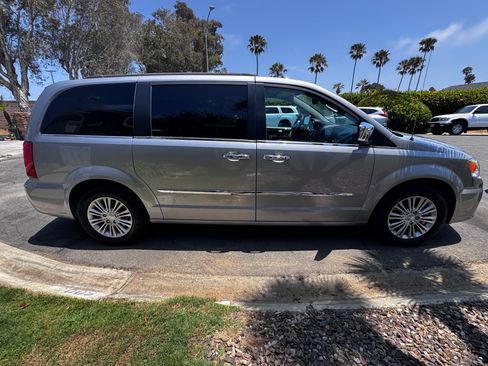 Used 2015 Chrysler Town & Country Touring-L w/ Driver Convenience Group FWD image 5