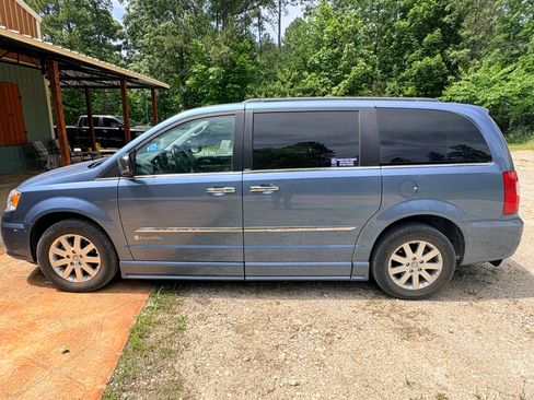 Used 2011 Chrysler Town & Country Touring-L w/ Entertainment Group #2 FWD image 5