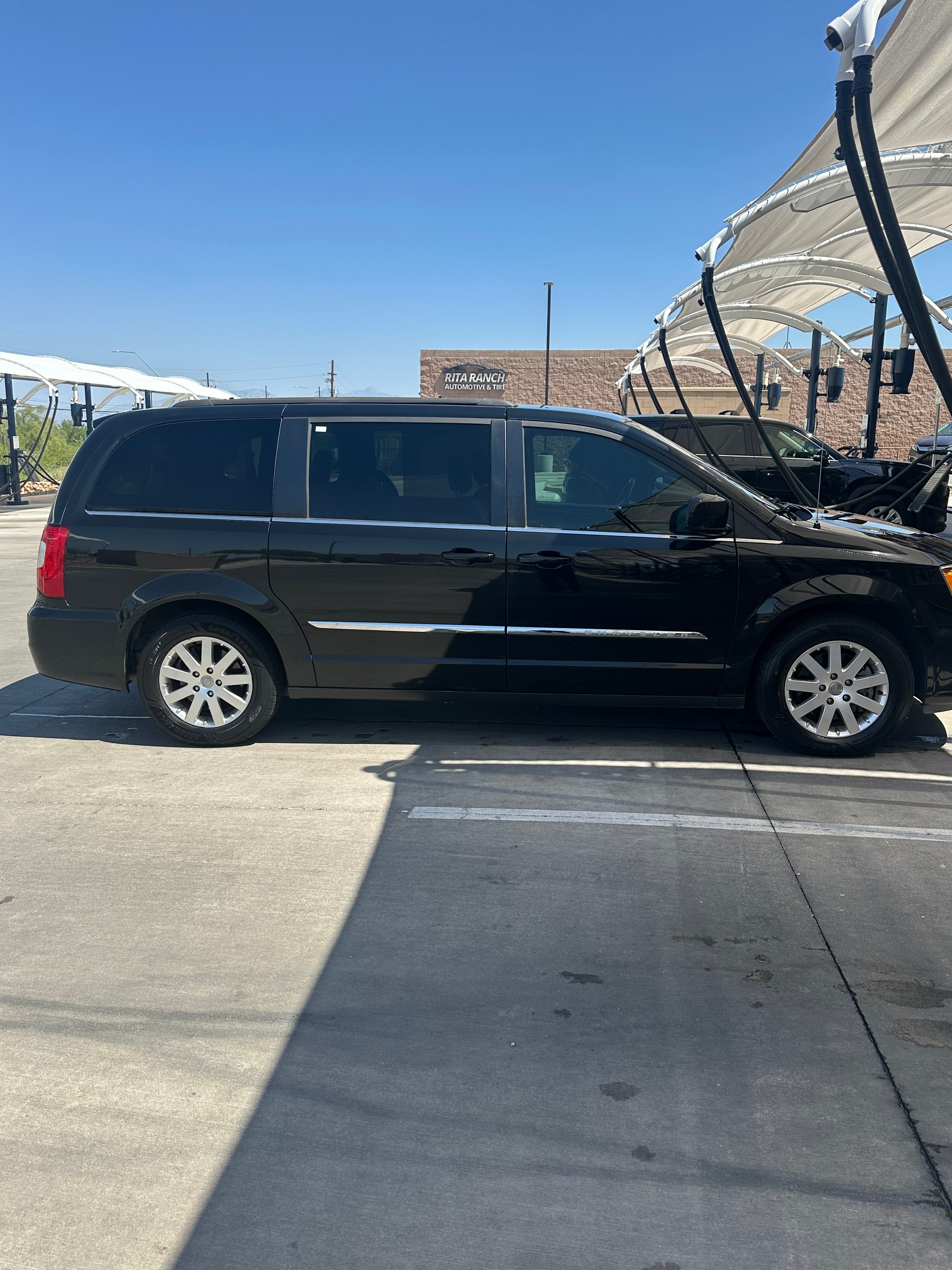 Used 2016 Chrysler Town & Country Touring FWD image 4