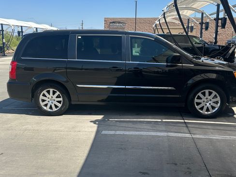 Used 2016 Chrysler Town & Country Touring FWD image 4