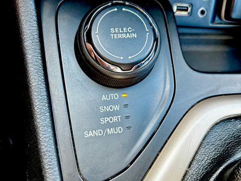 Used 2015 Jeep Cherokee Latitude image 13