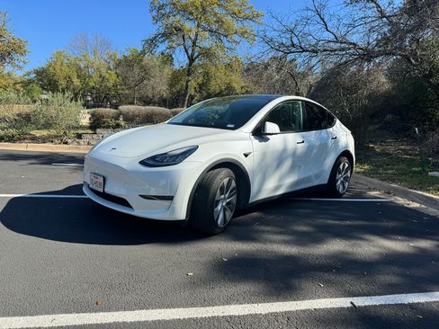 Used 2021 Tesla Model Y Long Range image 2
