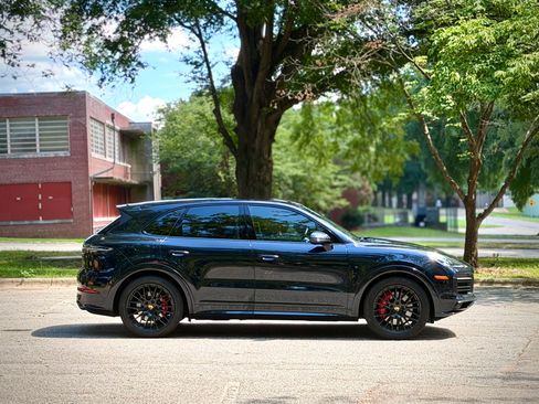 Used 2021 Porsche Cayenne GTS AWD/4WD image 4