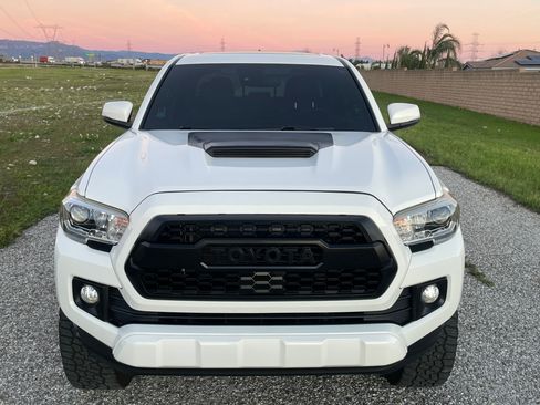 Used 2019 Toyota Tacoma TRD Sport w/ TRD Premium Sport Package RWD image 9