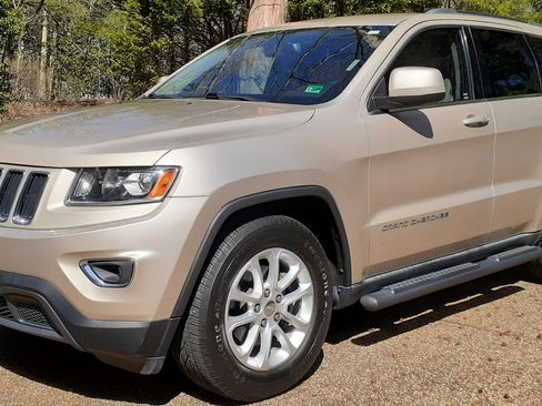 Used 2014 Jeep Grand Cherokee Laredo w/ 18" Wheel & 8.4" Radio Group image 1