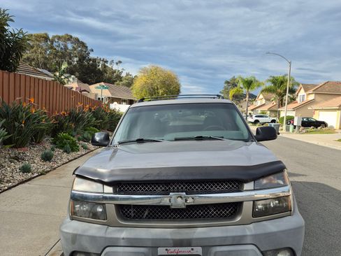 Used 2002 Chevrolet Avalanche 4x4 w/ Off-Road Suspension Pkg image 2