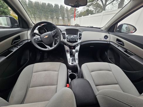 Used 2016 Chevrolet Cruze LT w/ Technology Package image 13