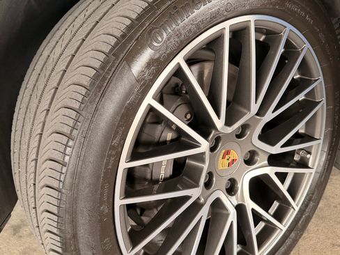 Used 2022 Porsche Cayenne AWD/4WD image 16