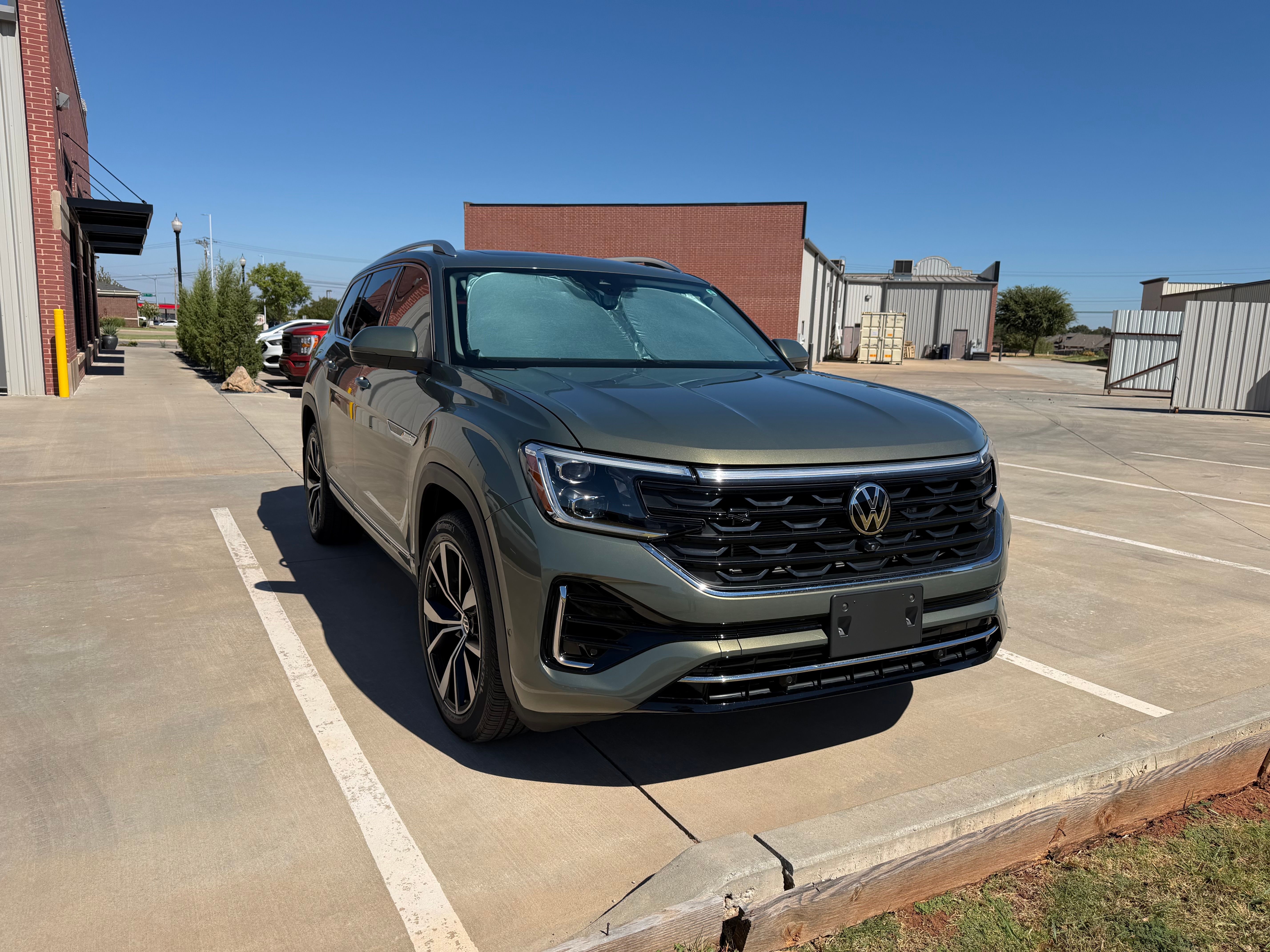 Used 2025 Volkswagen Atlas SEL Premium R-Line AWD/4WD image 2
