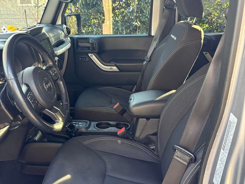 Used 2018 Jeep Wrangler Unlimited Rubicon w/ Connectivity Group image 10