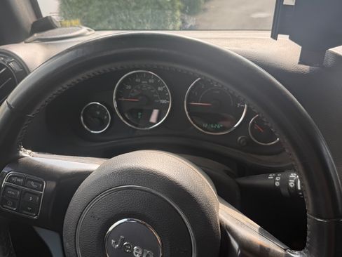 Used 2017 Jeep Wrangler Unlimited Sahara AWD/4WD image 4