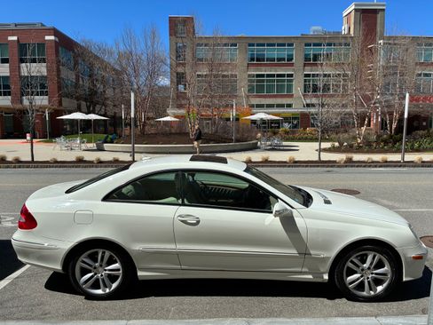 Used 2009 Mercedes-Benz CLK 350 Coupe image 2