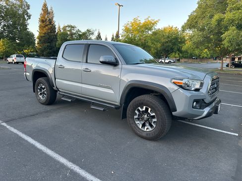 Used 2019 Toyota Tacoma TRD Off-Road w/ Technology Package RWD image 1