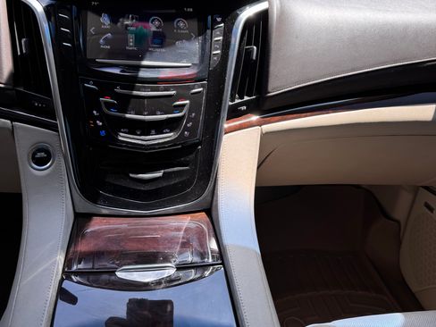 Used 2017 Cadillac Escalade ESV Premium Luxury image 15