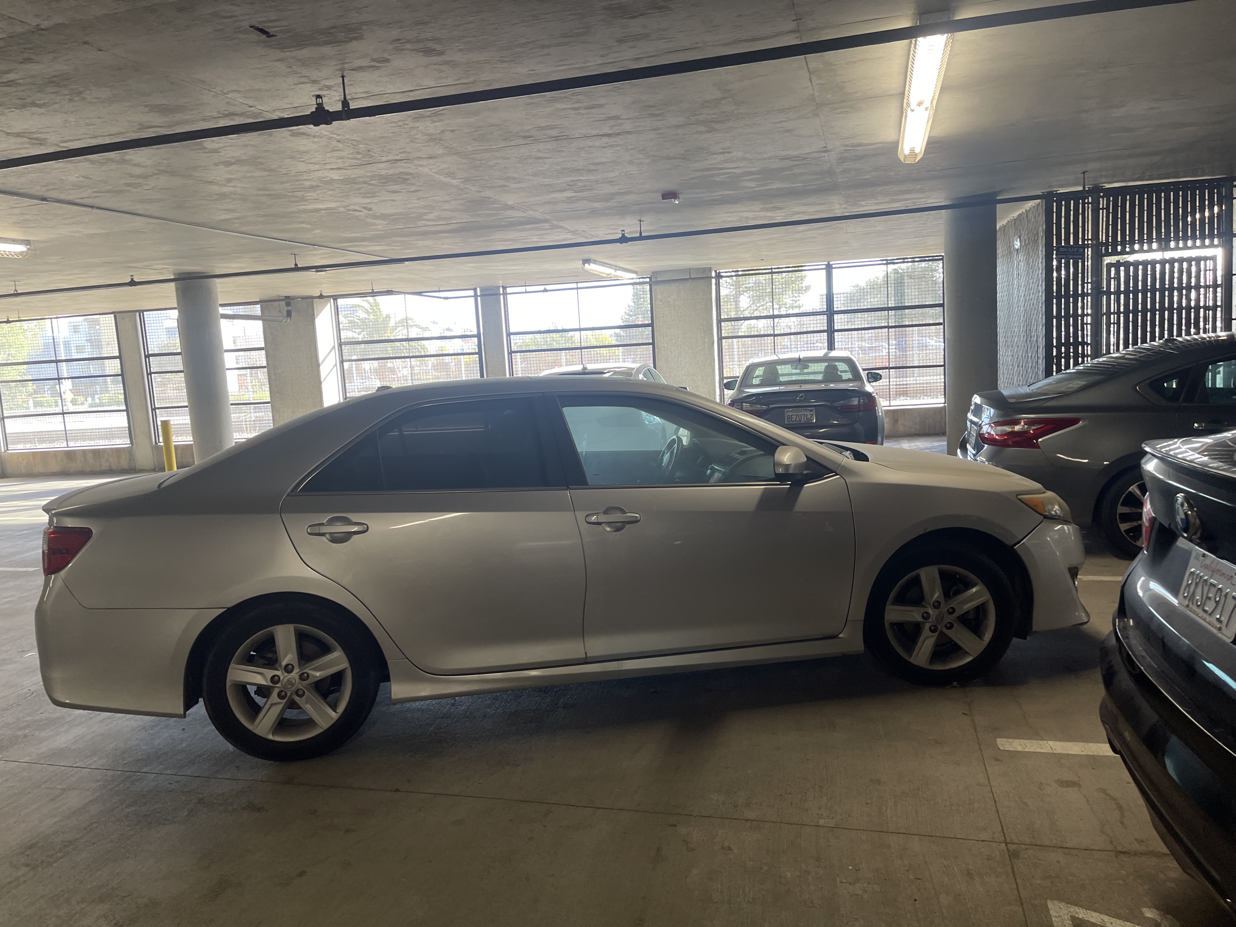 Used 2014 Toyota Camry SE w/ Moonroof Package FWD image 15