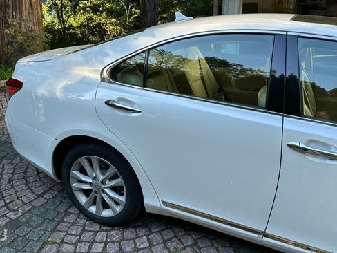 Used 2010 Lexus ES 350 w/ Preferred Accessory Package FWD image 9