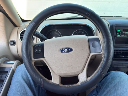 Used 2006 Ford Explorer XLT image 5