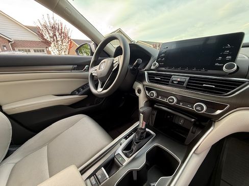 Used 2018 Honda Accord LX image 5