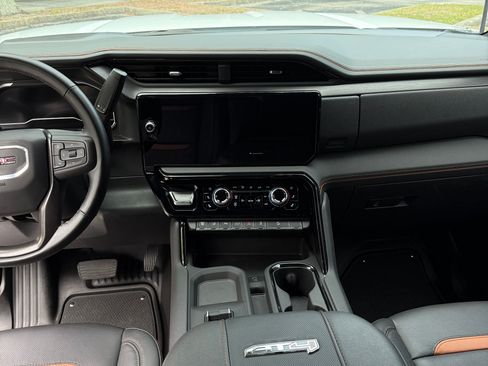 Used 2025 GMC Sierra 2500 AT4 w/ AT4 Premium Plus Package AWD/4WD image 12