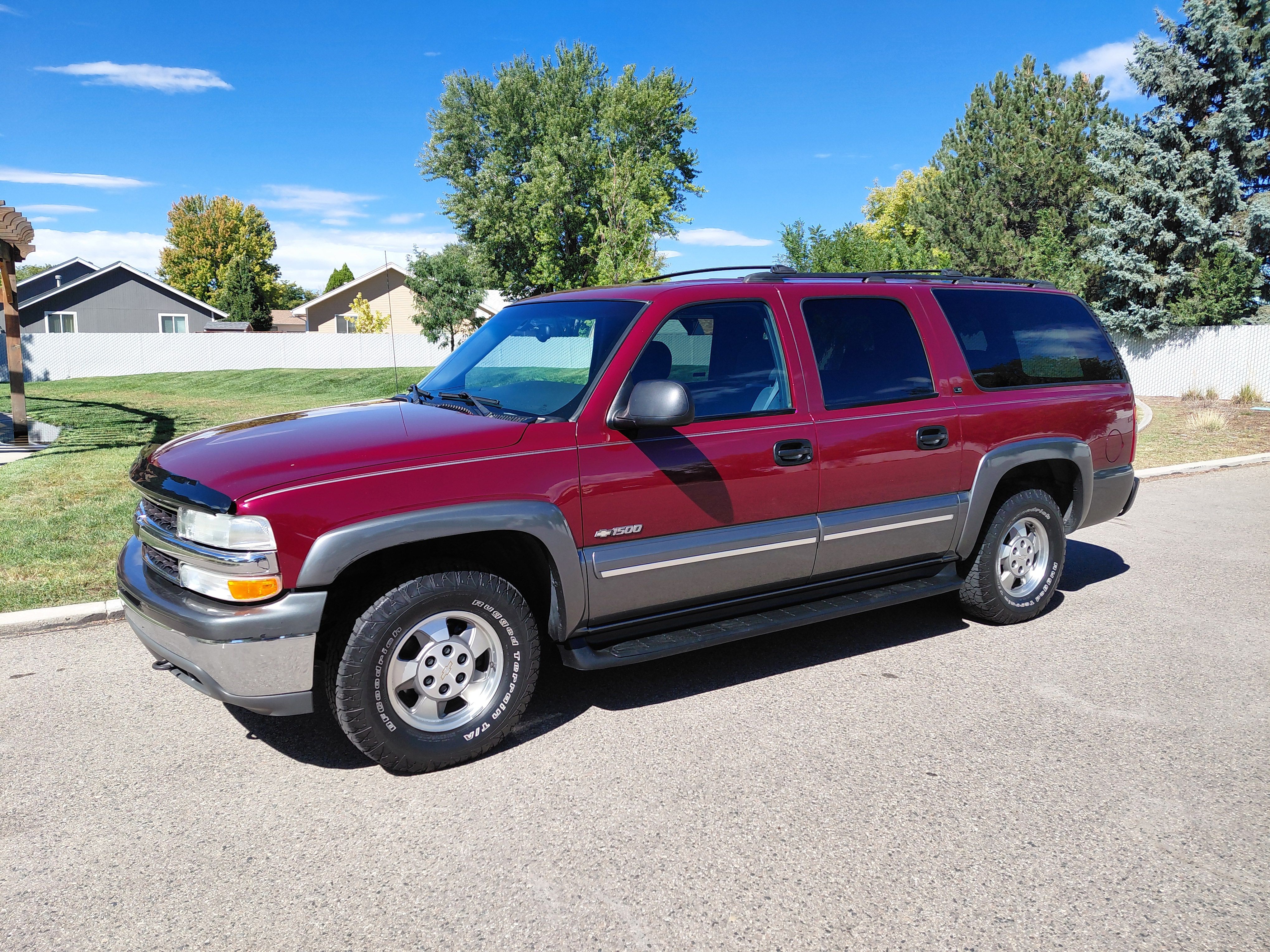 Used 2000 Chevrolet Suburban LS w/ LS Preferred Equipment Group AWD/4WD image 1