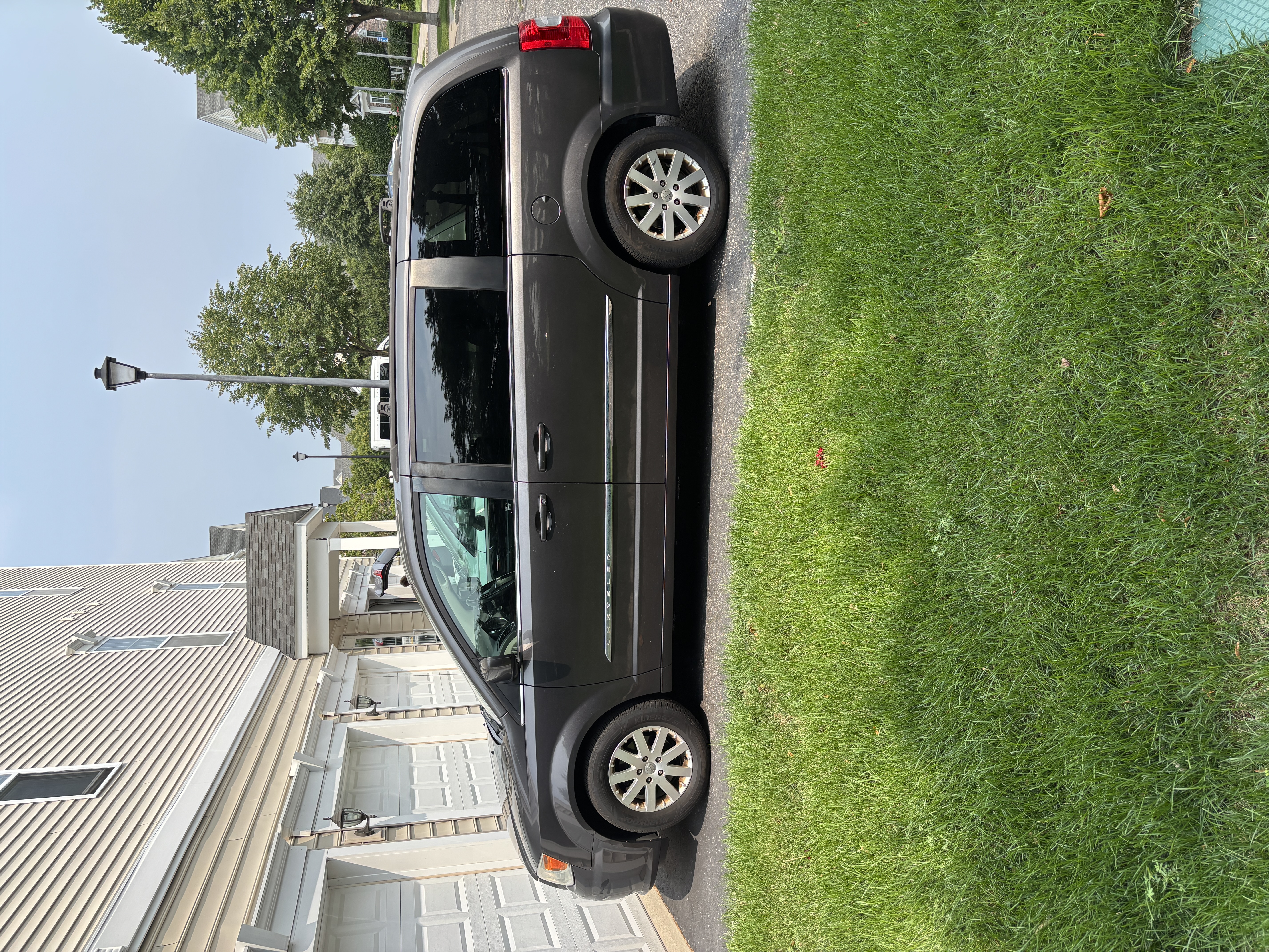 Used 2015 Chrysler Town & Country Touring FWD image 6