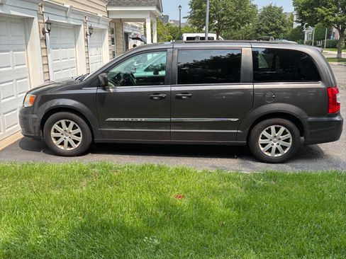 Used 2015 Chrysler Town & Country Touring FWD image 6