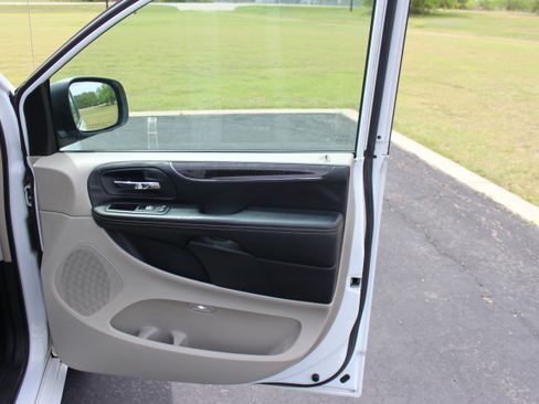 Used 2016 Chrysler Town & Country Touring FWD image 21
