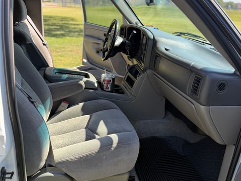 Used 2004 Chevrolet Tahoe LS w/ Preferred Equipment Group RWD image 10