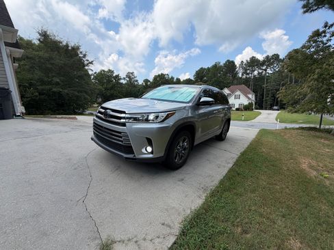 Used 2017 Toyota Highlander Limited Platinum AWD/4WD image 5
