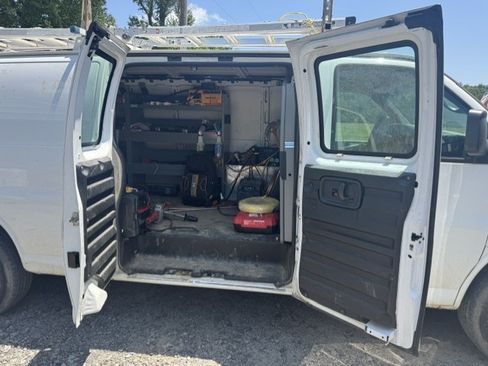Used 2014 Chevrolet Express 2500 Extended RWD image 2