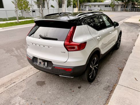 Used 2020 Volvo XC40 T4 R-Design FWD image 6