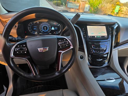 Used 2016 Cadillac Escalade Luxury image 12
