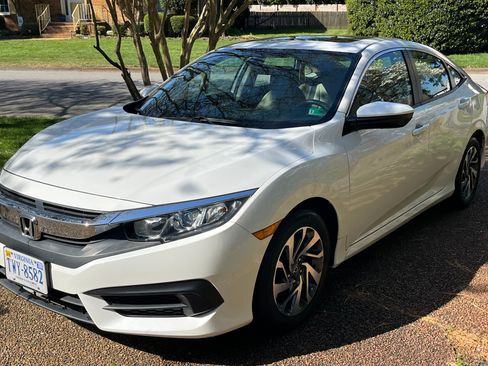 Used 2018 Honda Civic EX image 2