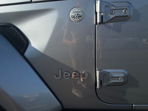 Used 2018 Jeep Wrangler Unlimited Sahara image 13