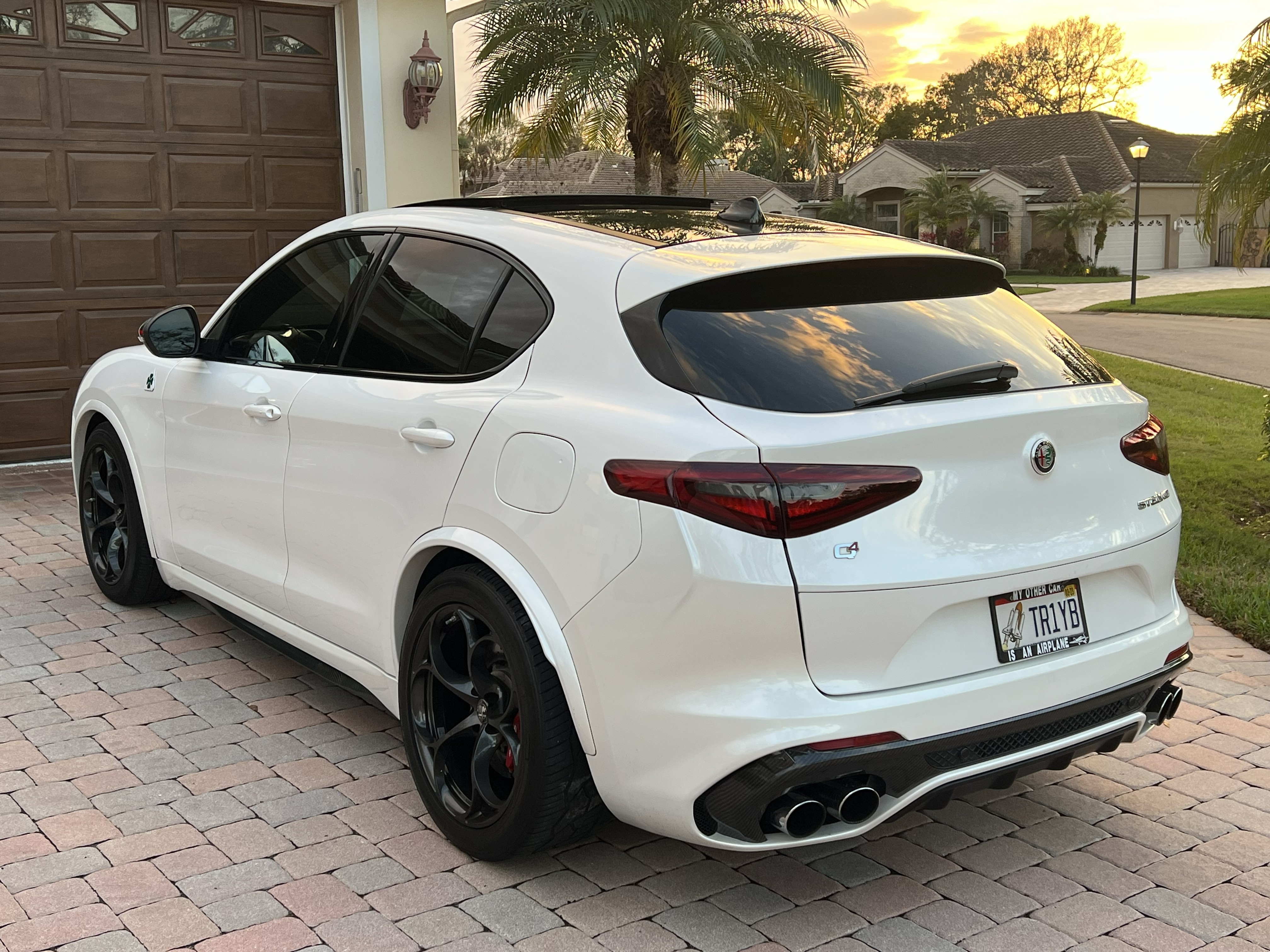 Used 2018 Alfa Romeo Stelvio Quadrifoglio w/ Driver Assist Dynamic Package AWD/4WD image 16