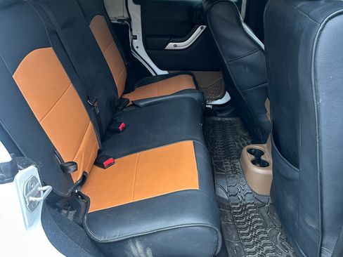 Used 2012 Jeep Wrangler Unlimited Rubicon w/ Connectivity Group image 13