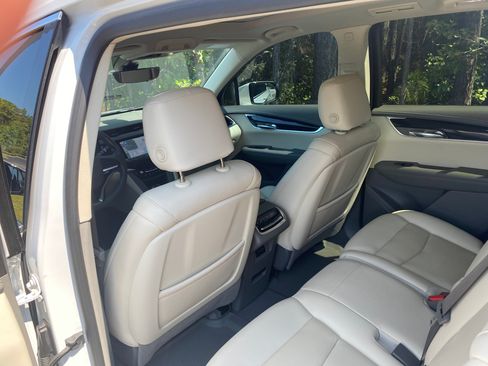 Used 2022 Cadillac XT6 Premium Luxury w/ Technology Package FWD image 9