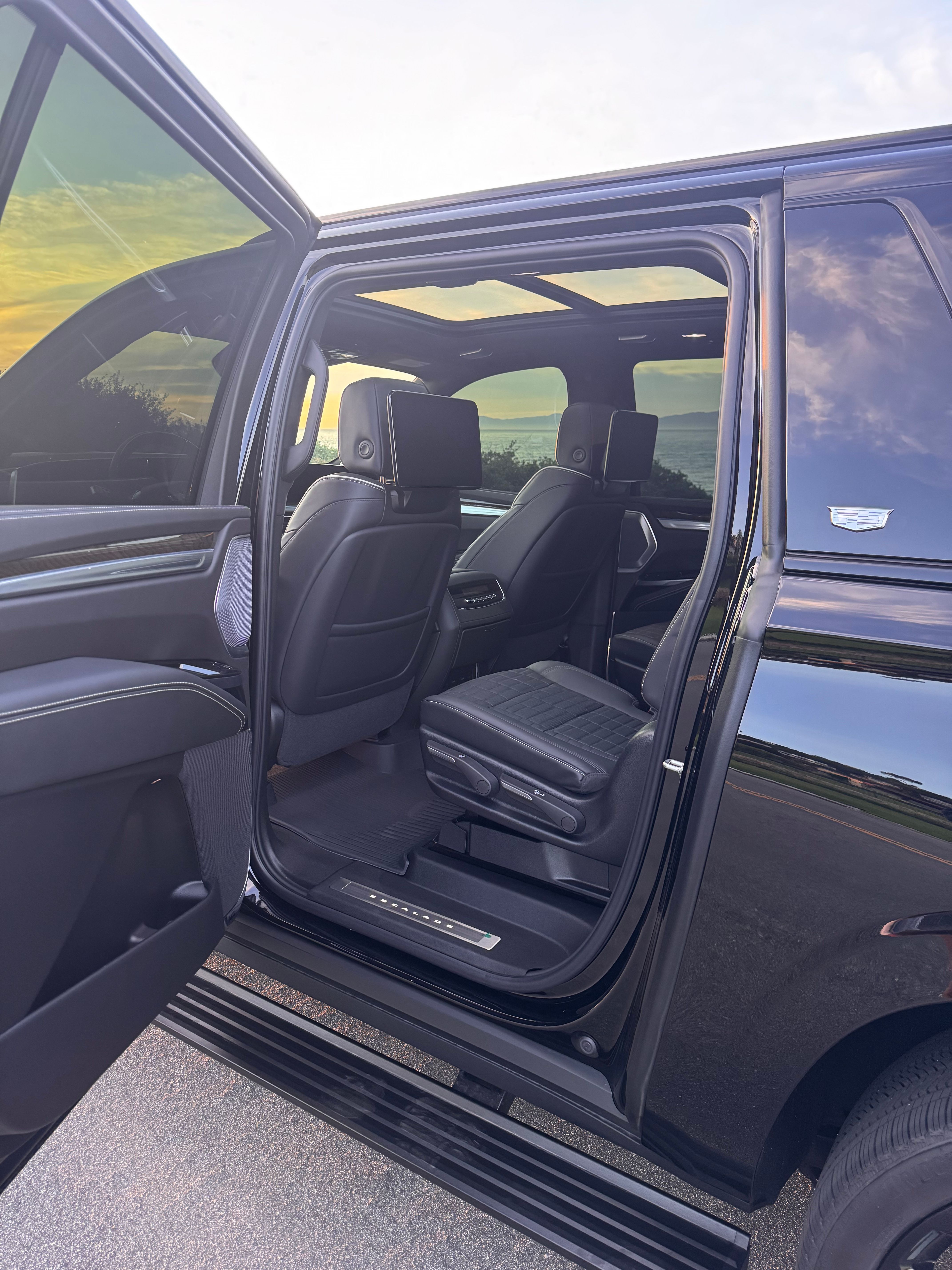 Used 2025 Cadillac Escalade ESV Sport Platinum w/ LPO, ONYX Package AWD/4WD image 11