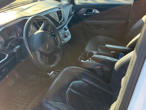 Used 2018 Chrysler Pacifica Touring-L w/ Premium Audio Group image 6