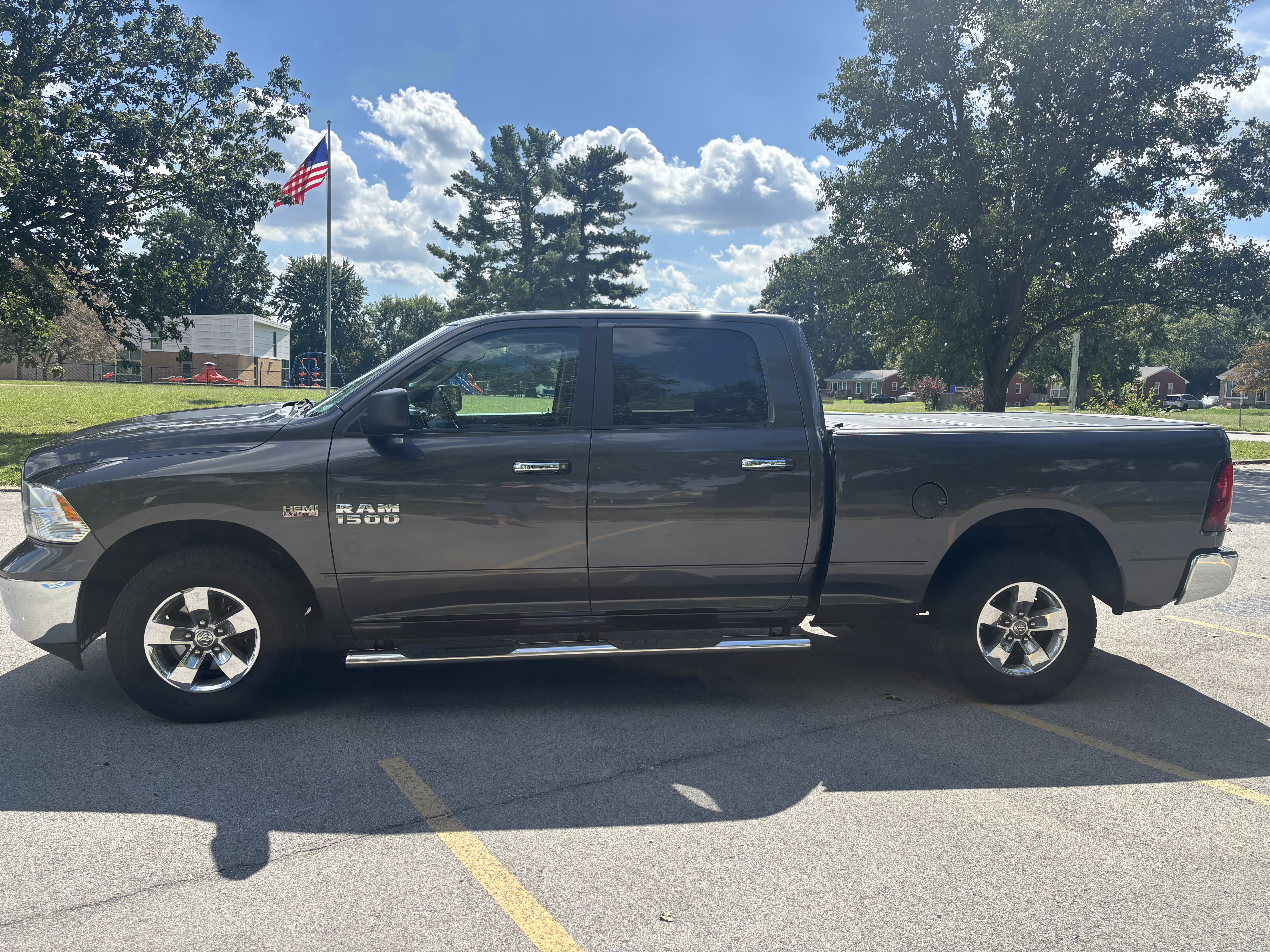 Used 2018 RAM 1500 Classic SLT AWD/4WD image 1