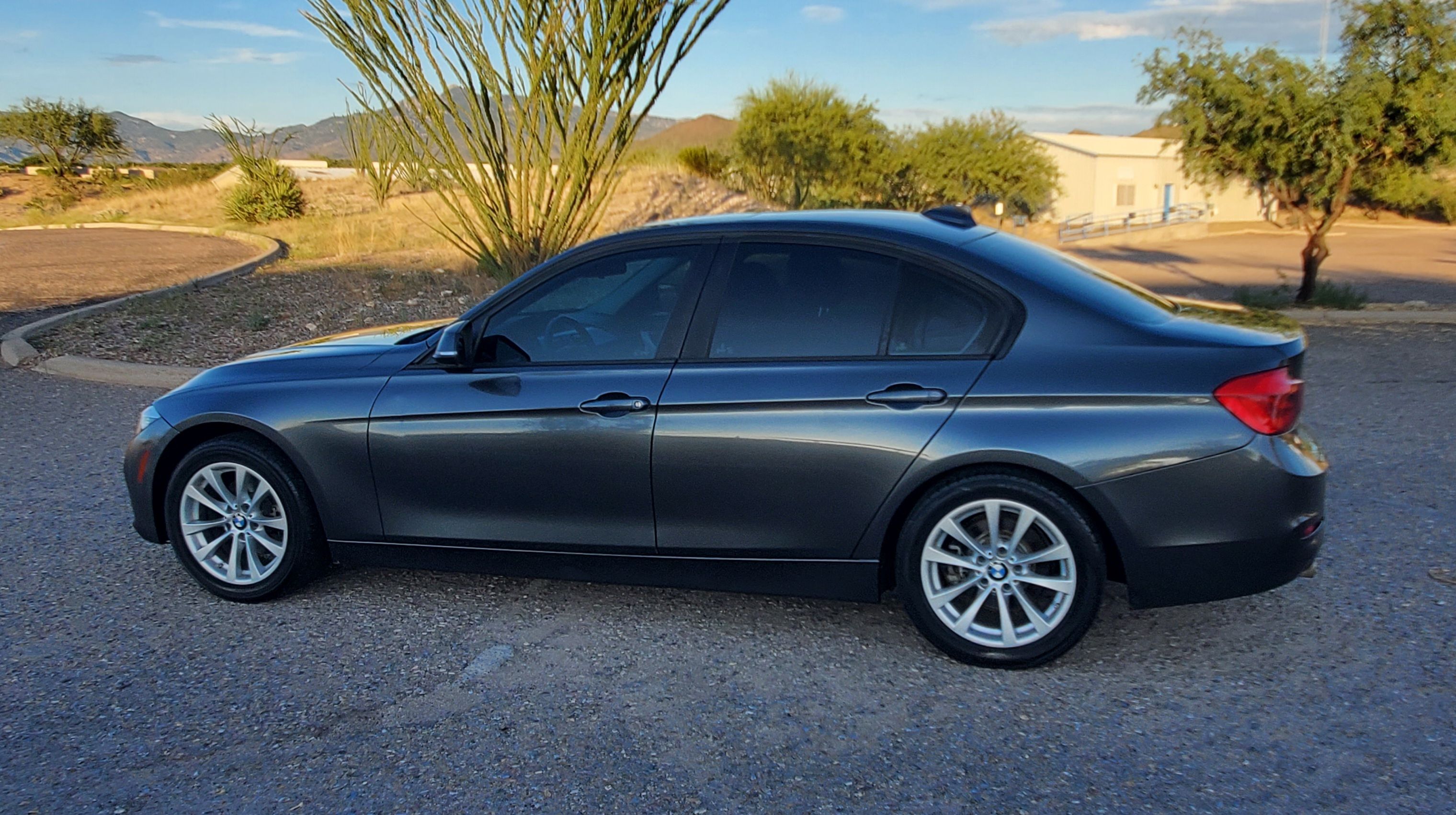 Used 2018 BMW 320i Sedan RWD image 6