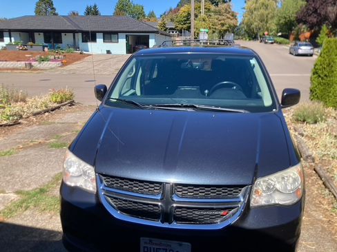 Used 2014 Dodge Grand Caravan SXT w/ UConnect Hands-Free Group image 2