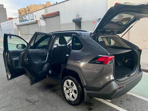 Used 2019 Toyota RAV4 LE image 5