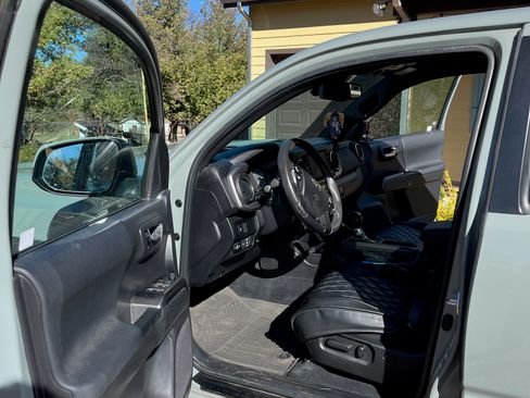 Used 2022 Toyota Tacoma TRD Off-Road image 2