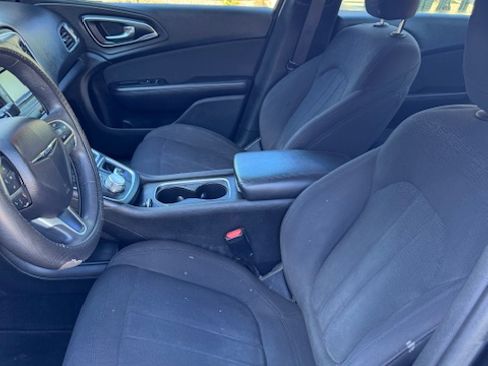 Used 2015 Chrysler 200 Limited image 9