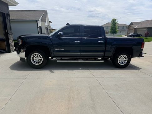Used 2018 GMC Sierra 1500 SLT AWD/4WD image 2