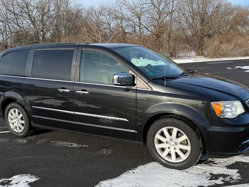 Used 2012 Chrysler Town & Country Touring-L w/ Driver Convenience Group image 12