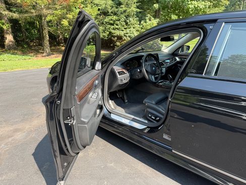 Used 2020 BMW M760i xDrive w/ Luxury Rear Seating Package AWD/4WD image 11