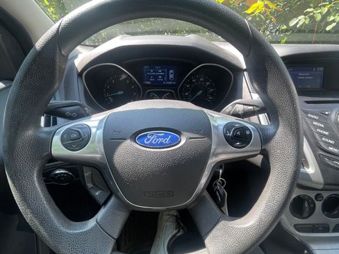 Used 2014 Ford Focus SE w/ SE Winter Package FWD image 9